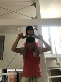 大渕愛子『娘を肩車して、嬉しそうな夫』