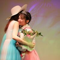 「2人の絆が素晴らしい」ラスアイ長月翠、卒業ライブでの阿部菜々実との抱擁ショットにファン涙