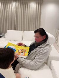 アレクサンダー『お爺ちゃんをあやす赤ちゃん❤️』