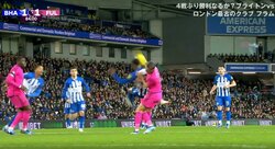 華麗なバイシクルが一転…オーバーヘッドの途中で後頭部が相手選手の顔面を直撃し2人が倒れ込むあわや大惨事の瞬間