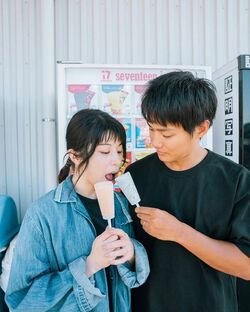 「この夫婦愛してる」野村周平＆さとうほなみ、アイス片手の“イチャイチャ”ショットにファン歓喜