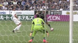 「反則だろ」「ピッチの環境破壊者」“浪速の重戦車”がレベルの違いをみせつける“技あり”の一撃！ゴリゴリ高速ランからの股下ぶち抜きショット炸裂の瞬間「決めきる能力高すぎる」