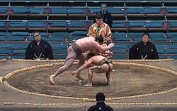 「何だこの動き」「感動した」62キロ力士、体重2倍差を翻弄 “一瞬の妙技”で制す 4場所ぶり勝ち越し