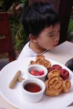  はあちゅう氏、ハワイで4万円超えだった朝食「ディズニーキャラがグリーティングしにきてくれます」 