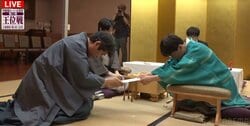 伊藤匠二冠が72手目を封じる 挑戦者ペースで2日目へ！藤井聡太王位との注目の開幕戦は早くも終盤戦に突入／将棋・王位戦第1局