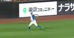 球場騒然！あんな深い位置からブッ刺してきたの！？ 日本ハム・万波中正のランナーをドン引きせた“爆肩レーザーバズーカ”がエグすぎる瞬間