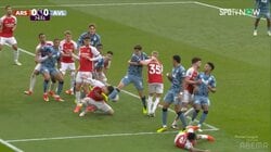 あぶねえ！冨安健洋が低すぎるヘディングクリアであわや顔面強打の瞬間　恐れ知らずの泥臭いプレーにファンは「気合入ってる」「大和魂」と称賛の嵐