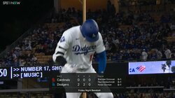 足もとに何が！？レフトフライ後の大谷翔平、左太ももをバシバシッ 直後には上着を羽織って仲間を祝福