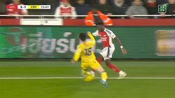 縦突破封鎖！鎌田大地、“ノーファウル”強烈タックルがSNSで話題 アーセナルのエースに神対応で賞賛も「鎌田偉い！」