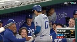 放送事故レベル！ 大谷翔平、ベンチ前でハプニング発生… 特大アーチ後の“お祭り騒ぎ”がヤバすぎると話題に　ファン騒然「監督テンション高っ！」「愛されすぎだろ」