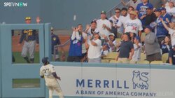 ド軍ファンとしては心境複雑！？大谷翔平ファン、敵チームのホームラン球が手元にスポッ！「ボールいらないみたいｗ」反響続々