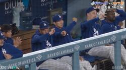 「カーショーなにしてんw」大谷翔平、痛烈ヒットで“異様な光景”「かわいw」「ワロタ」ド軍ベンチでの一幕が話題