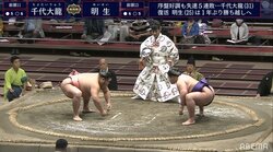 まだ…？まだなの！？力士が土俵で25秒間、無言の“お見合い”状態に