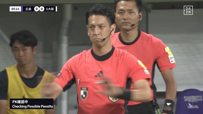 「PKだろ」「あれで取られたら可哀想」ゴール前での際どい“接触”を巡る判定にファンの意見が真っ二つ「微妙だな」「正直意味わからん」 5枚目