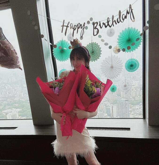  熊田曜子、ママ友との誕生日会「毎年一緒にお互いのお誕生日をお祝いしあってる」  1枚目