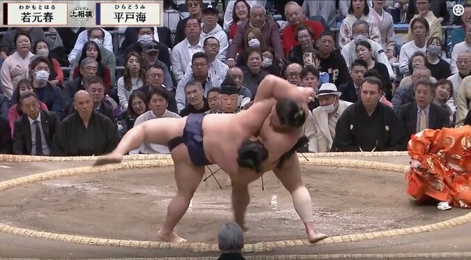 大相撲なのに「プロレスかと思った」　驚きの光景に「なんだこれは」「怪我すんぞ」「今の危ない」ファン騒然 2枚目