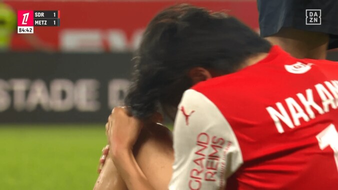 「レッドだろ！ふざけるな！」中村敬斗が“超危険な足裏タックル”被害で悶絶…「膝を蹴るな」「なんてことを…」スタジアム騒然＆ファン激怒の瞬間 4枚目