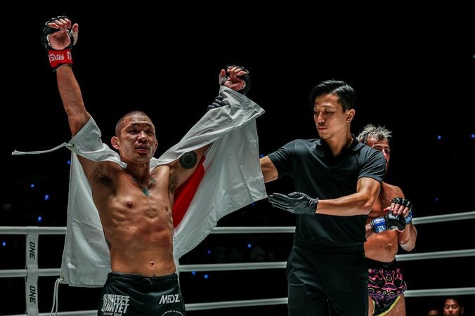 「山本“KID”徳郁みたいだ」日本MMA、“最後の大物”が世界を驚かす衝撃TKO！ 顔面サッカーボールキックで吹っ飛ぶも大逆転劇に「とんでもない瞬発力」ファン騒然 2枚目