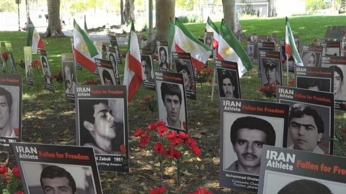 イランの現政権に迫害されたとされるスポーツ選手らの写真が並ぶ　米・ロサンゼルス/10日