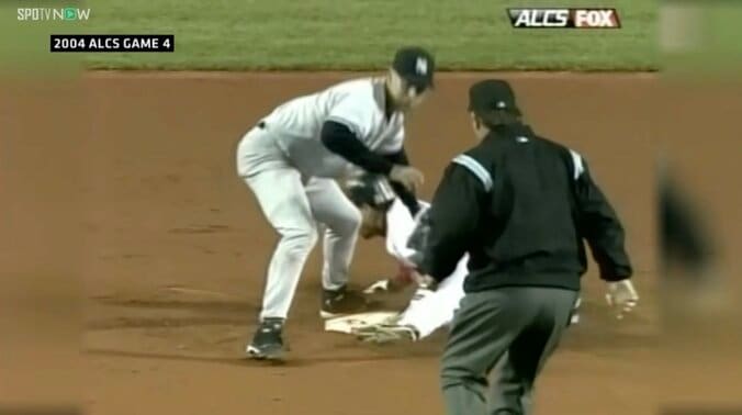 ポストシーズン、アウトで試合終了の場面で盗塁を成功させるロバーツ