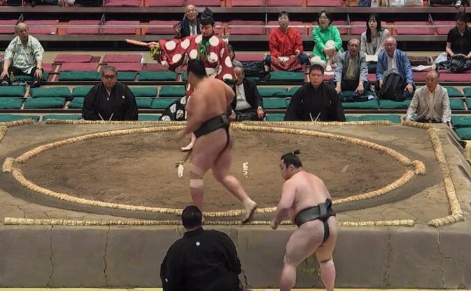 土俵下で困惑する魁勝