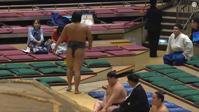 「ちゃんと礼をして」呼出が力士に“ビシッと”指導 花道での一コマに「嬉しすぎて礼を忘れる」「初々しい」ファンほっこり 2枚目