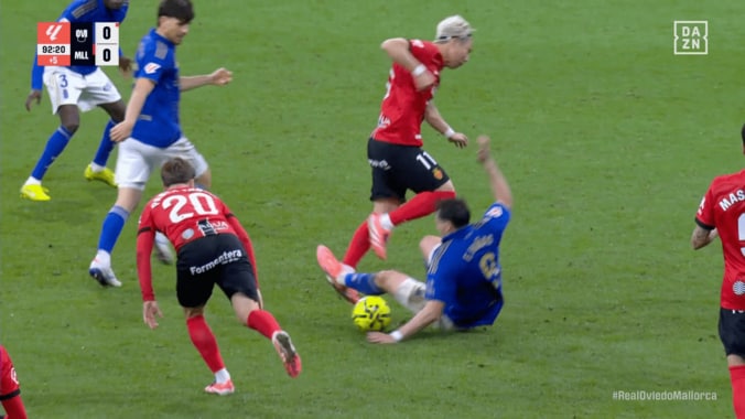 「蹴り上げてるやん！」日本代表FW、“足裏ダブルタックル”で吹っ飛ぶ…「危なすぎる」「怪我させるなよ」一発退場の相手FWにファン怒り 5枚目