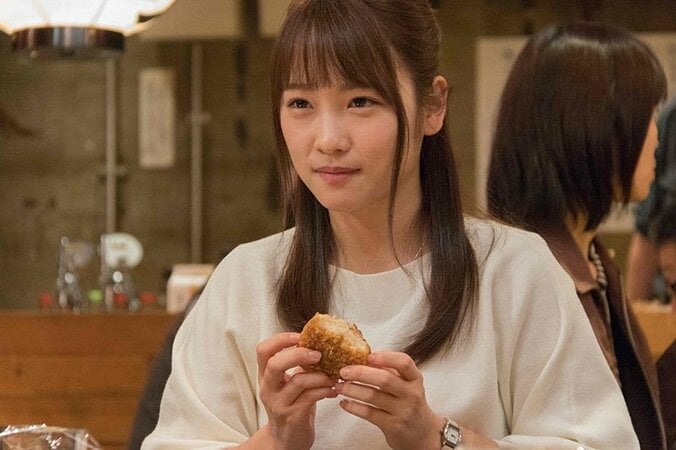 川栄李奈がもぐもぐ、優しい眼差しで坂口健太郎を見つめる　『人魚の眠る家』食事カット初公開 1枚目