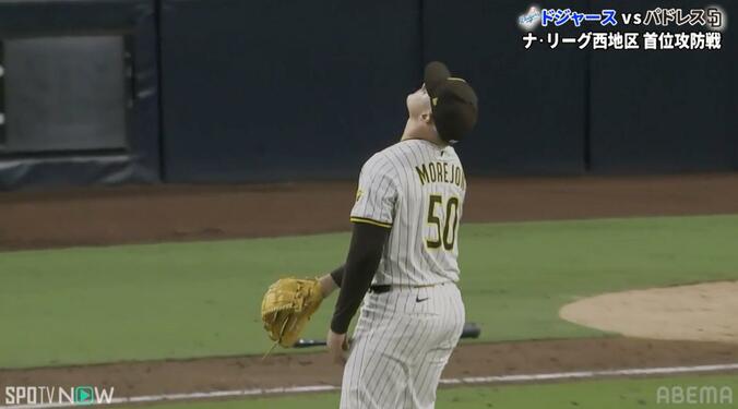 まさかの悪送球で“ガックリ”リアクションのパドレス・モレホン投手