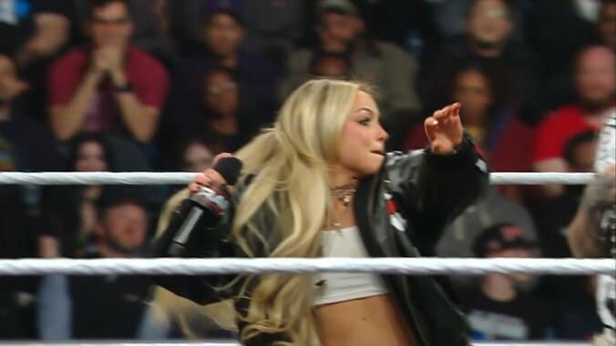 「顔はやめてあげて」美しき“悪女”レスラー、因縁相手をマイクで殴打 “半失神”状態に「すげえ音した」ファン悲痛 6枚目