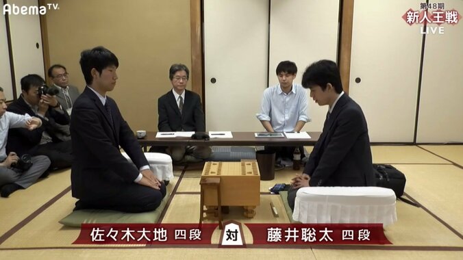 藤井聡太四段、佐々木大地四段と準々決勝で対局中／将棋・第48期新人王戦 1枚目