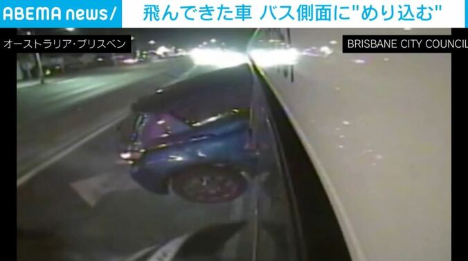 バスに刺さった車