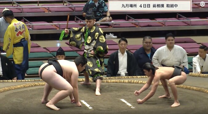 「ほっそ」体重50kg台の“異例”新人力士が初白星 「細いのに勢いある」「やるじゃん」15歳新道“3秒決着”で熱視線 3枚目