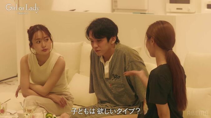 【写真・画像】34歳の婚活男性、2人の美女と同棲開始…ベッドでの”両手に花”状態に「王様みたい」の声　2枚目