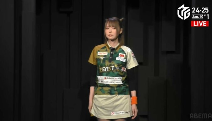 【写真・画像】「顔ちっちゃ！」「スタイル良き」キュート雀士、ミニ丈ユニフォームで輝く