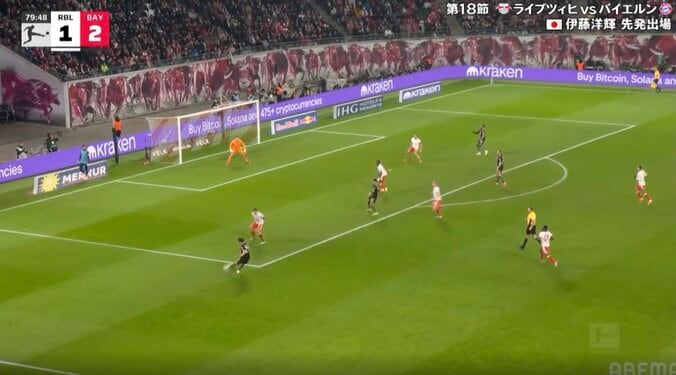 ウソでしょ…！？ 伊藤洋輝、目を疑う“まさかの展開”「そこ通すんかい！」予想外の“グラウンダークロス”にスタジアム騒然「すげえパス」「上手すぎやろ」 2枚目