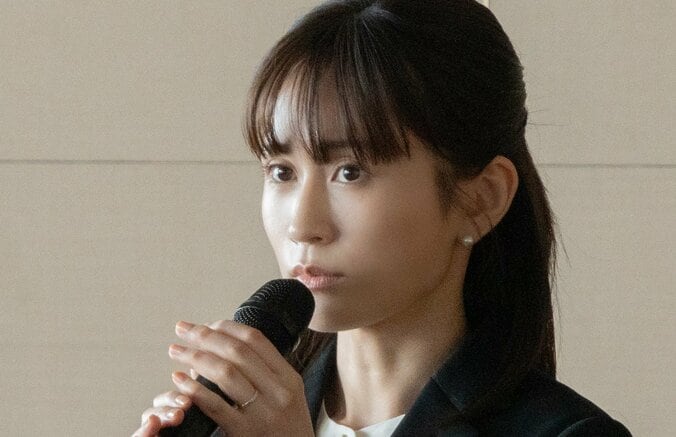 【写真・画像】「女とホテルに行って朝まで寝てただけ！？」夫の不倫報道で号泣謝罪会見…前田敦子の“サレ妻”演技がすごい　1枚目