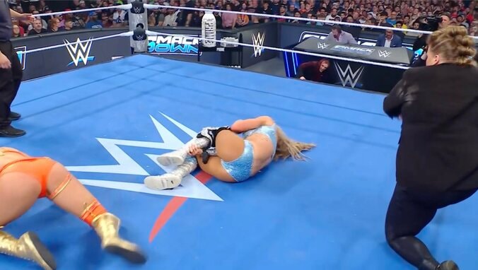 膝に古傷を抱えるシャーロットは悶絶