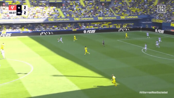 天才かよ…久保建英の“磁石トラップ”が上手すぎる！後方からのボールを完璧コントロール→イエローカード誘発の一部始終 5枚目