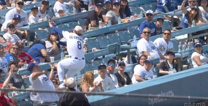 【写真・画像】何が起きた…？ ド軍投手、流血トラブルでハプニング「正気じゃない」 負傷した手でピッチャー返しを“素手キャッチ”「危険すぎる」　1枚目