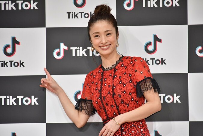 上戸彩、愛娘との和やかな日常の一コマ明かす「子供が無邪気に」 4枚目