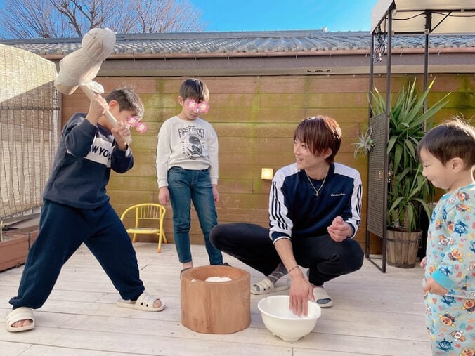 辻希美＆杉浦太陽、家族で餅つきをする姿を公開「美味しく出来ました～」 1枚目