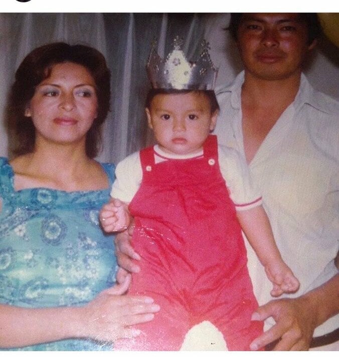 アレク、自身の幼少期の家族写真と現在を比較「そっくりじゃん」 1枚目