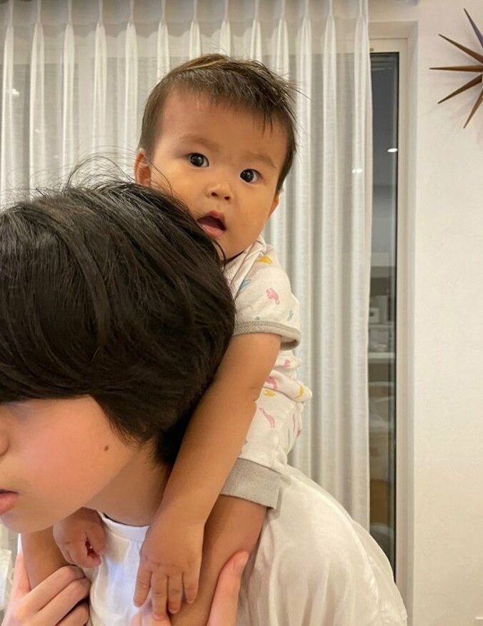 hitomi、娘に肩車してもらう息子の姿を公開「だんだん慣れて嬉しそう」 1枚目