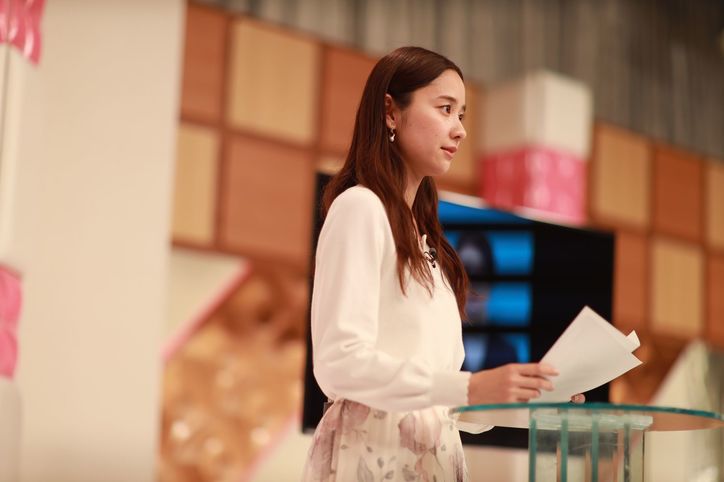 声まで違う?!堀田真由の凛々しいアナウンサー役に「本物のキャスターみたい」「すごく良い声」