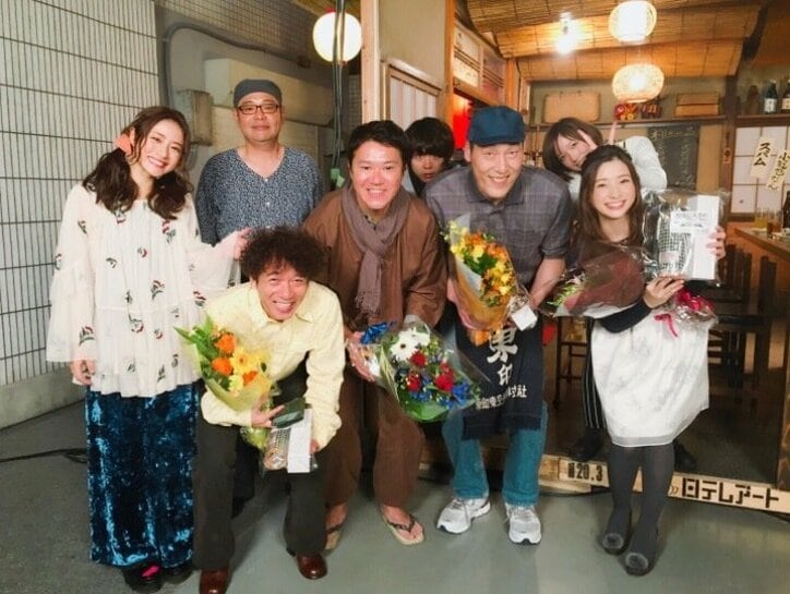 足立梨花「地味スゴ」クランクアップで感激　記念写真の背後には…