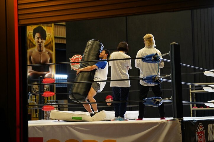 必殺技はドロップキックにスープレックス スタントなし！関口メンディーのプロレスラーっぷりに驚きの声 「身体能力がヤバすぎて唖然」『覆面D』