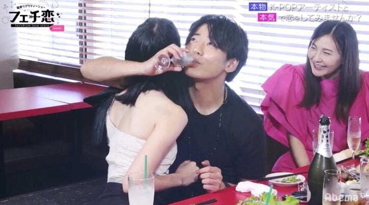 机の下で太ももを触り手を奪い合う!K-POPイケメン歌手を巡る女の戦いに、ダレノガレ「こんなことする人いるんだ」