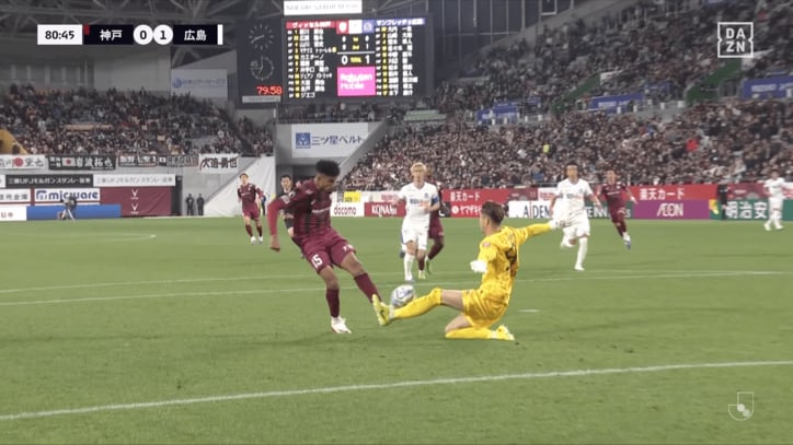 ジエゴに対してGK大内が足を広げて対応