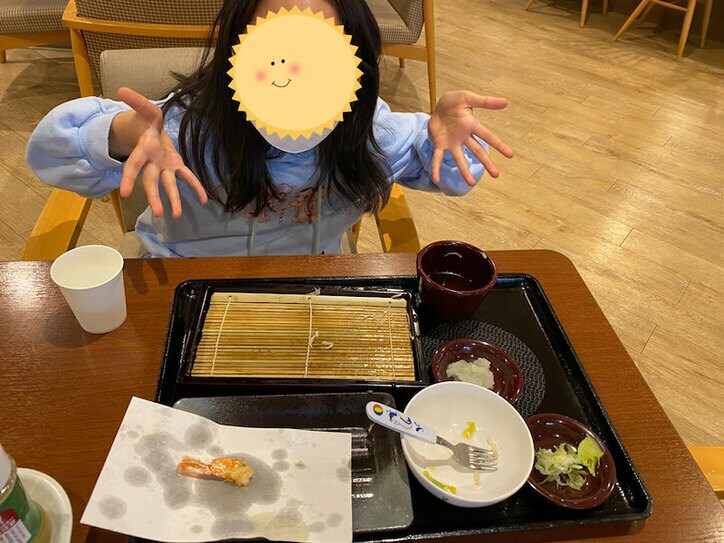 【画像】フードコートでの娘